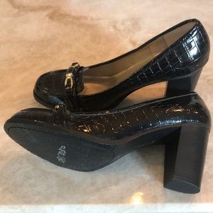 Bandolino stacked heels clueless black patent leather pumps gold buckle size 9.5